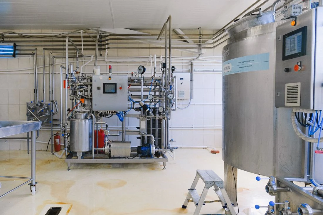 Instalacje i urządzenia w zakładzie produkcyjnym — zdjęcie poglądowe
